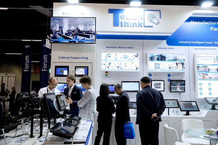 觸想展臺(tái)現(xiàn)場(chǎng)為客戶進(jìn)行產(chǎn)品功能演示